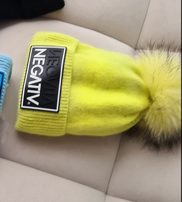  Czapka Wełniana Z Pomponem Z Lisa Neon... welna dopasowane