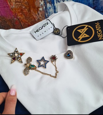  Biały T-shirt Z Dekoltem+ Złota Biżuteria... bawelna swobodne krotkirekaw zdobienia cyrkonie broszka krysztaly madeinpoland premiummoda zloto