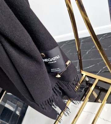  Duży Szal w Czerni Logowany Złoty Napa... krysztaly zdobienia nity drapieznyprint madeinpoland premiummoda zloto
