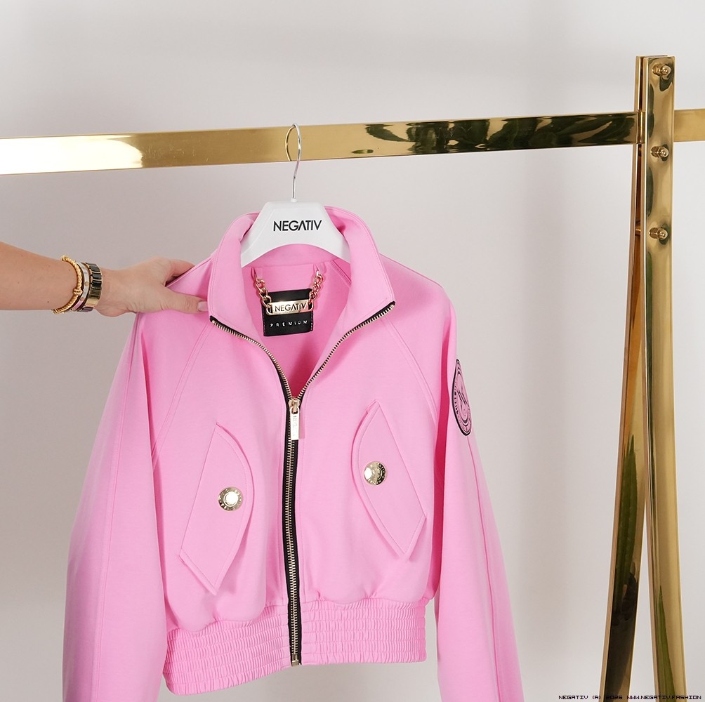 negativ kurtki swobodne modelujace dzianina ekoskora bojowki elastyczne stojka matowe odwazne dlugirekaw drapieznyprint zdobienia suwaki nity napisy madeinpoland premiummoda zloto