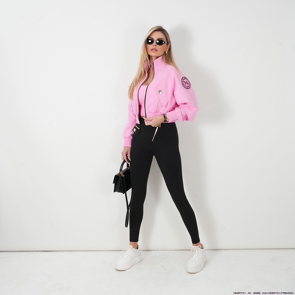 negativ kurtki swobodne modelujace dzianina ekoskora bojowki elastyczne stojka matowe odwazne dlugirekaw drapieznyprint zdobienia suwaki nity napisy madeinpoland premiummoda zloto