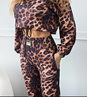 NEGATIV ** Spodnie Z Kieszeniami Bojówkami Na Pośladkach swobodne modelujace ekoskora elastyczne odwazne drapieznyprint napy suwaki nity napisy madeinpoland premiummoda zloto