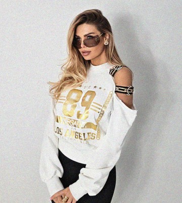 NEGATIV ** Biała z Odkrytym Ramieniem Złoto Taśmy Kryształy swobodne bawelna kaptur zdobienia napisy madeinpoland premiummoda krysztaly dlugirekaw blyszczace