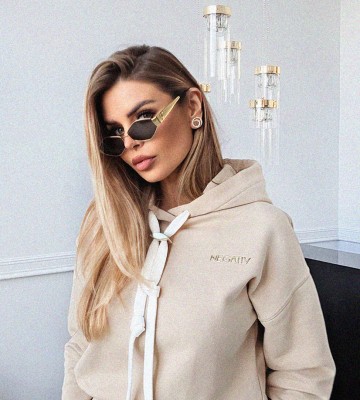 NEGATIV ** Biała z Kapturem z bawełny ALMOND + Stoper/Złoto swobodne bawelna kaptur zdobienia napisy madeinpoland premiummoda krysztaly dlugirekaw blyszczace