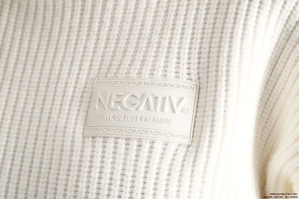 negativ pullover swobodne dlugirekaw zdobienia nity premiummoda zloto