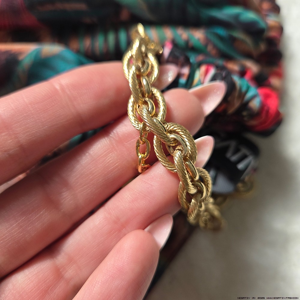 negativ платья delikatny swobodne sznurowany asymetryczna rozkloszowana drapieznyprint zdobienia lancuchy krysztaly madeinpoland premiummoda zloto
