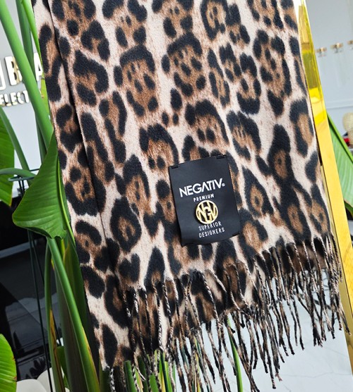 NEGATIV ** Duży Szal w Leopardzie Logowany Złota Napa Żakard krysztaly zdobienia nity drapieznyprint madeinpoland premiummoda zloto